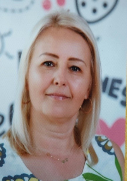 Jestem dyplomowanym nauczycielem wychowania przedszkolnego z ponad 12-letnim stażem pracy z małymi dziećmi.
Od 2008 roku do 2020 pracowałam w Przedszkolu Miejskim nr 4 Fantazja w Łukowie jako nauczyciel. Obecnie pełnię funkcję Dyrektora w Żłobku Miejskim Nr 1 w Łukowie.
Ukończyłam studia magisterskie o kierunku Wychowanie przedszkolne i kształcenie zintegrowane oraz kilka kierunków studiów podyplomowych m.in.
Neuro - przywództwo - Uczelnia Łazarskiego w Warszawie, Gimnastyka korekcyjno – kompensacyjna - Wyższa Szkoła Edukacji w Sporcie Instytut Sportu i Rekreacji w Warszawie, Zarządzanie w oświacie - Wyższa Szkoła Biznesu i Administracji w Łukowie.
Jestem człowiekiem, który wyznacza sobie konkretne cele zawodowe i konsekwentnie je realizuje. Ponadto cechuje mnie konsekwencja w działaniu i odpowiedzialność za wykonywaną pracę. Moja zaletą jest także zdolność szybkiego uczenia się i podążanie za innowacyjnością.
Interesuję się nieustannie rozwojem małego dziecka, oraz literaturą wojenną. Jestem mamą dwóch dorosłych synów.